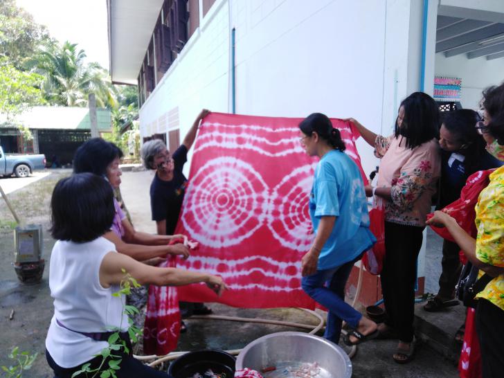 3. กลุ่มสนใจ การทำผ้ามัดย้อม
