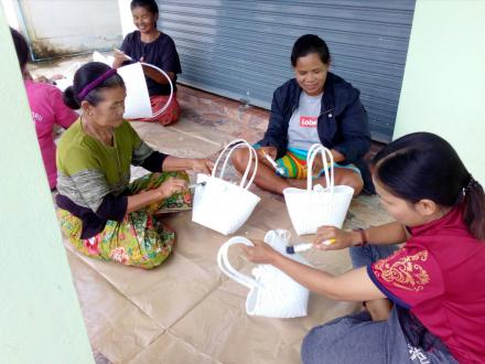 7. ผลิตภัณฑ์พรีเมี่ยม การจักสานเส้นพลาสติก กศน.อำเภอร่อนพิบูลย์