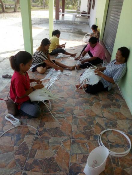 8. ผลิตภัณฑ์พรีเมี่ยม การจักสานเส้นพลาสติก กศน.อำเภอร่อนพิบูลย์