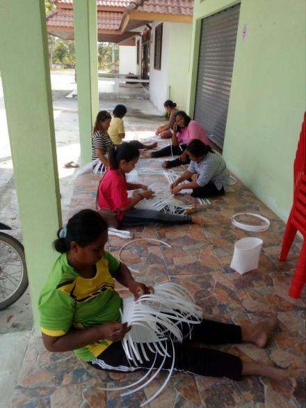 9. ผลิตภัณฑ์พรีเมี่ยม การจักสานเส้นพลาสติก กศน.อำเภอร่อนพิบูลย์