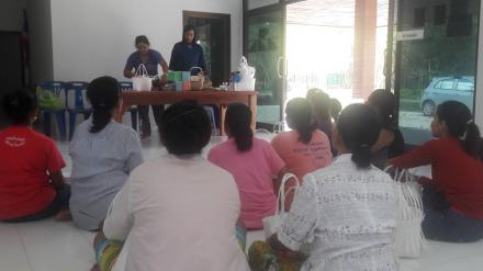 10. ผลิตภัณฑ์พรีเมี่ยม การจักสานเส้นพลาสติก กศน.อำเภอร่อนพิบูลย์