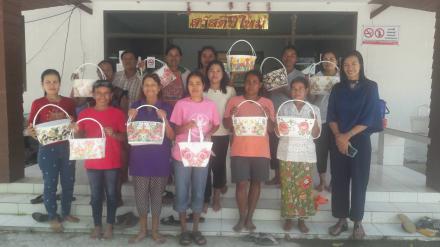14. ผลิตภัณฑ์พรีเมี่ยม การจักสานเส้นพลาสติก กศน.อำเภอร่อนพิบูลย์